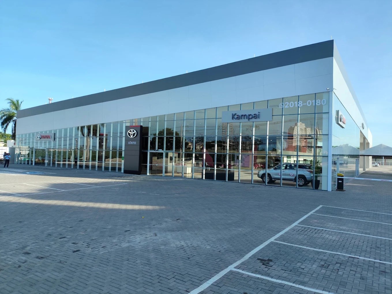 Fachada da concessionária Kampai Toyota